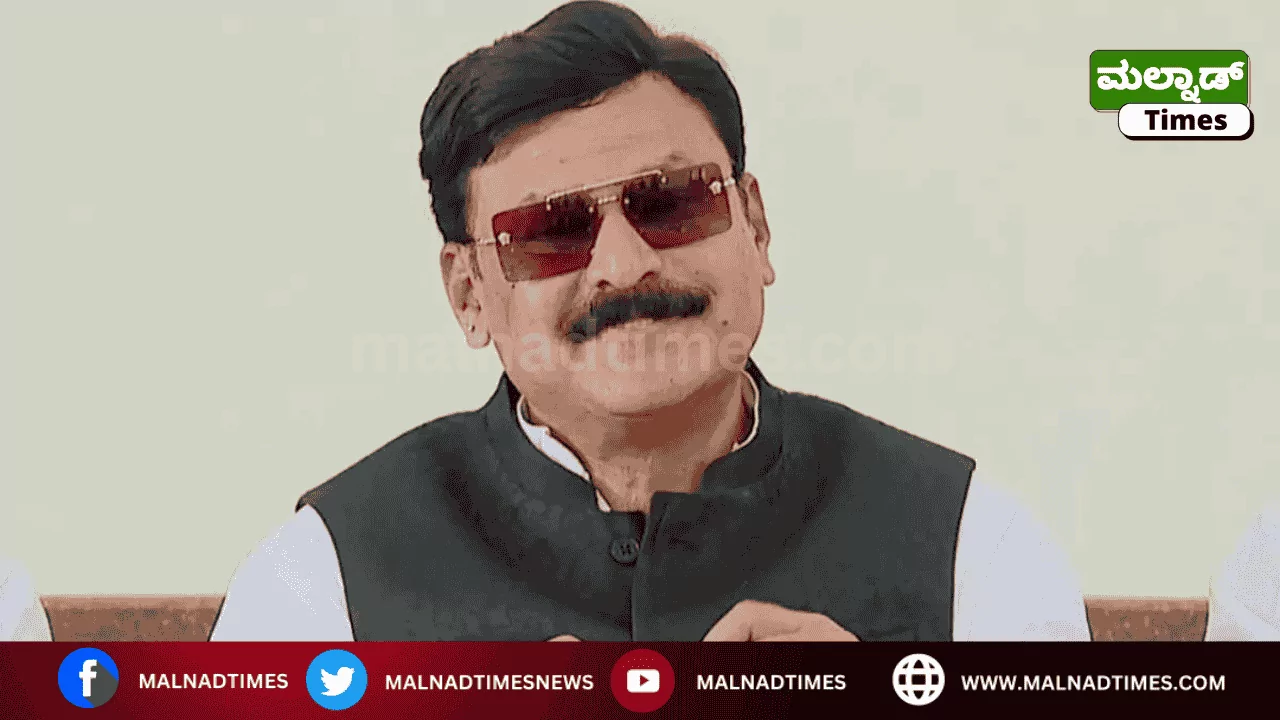 ಶಿವಮೊಗ್ಗ: ಸೌಜನ್ಯ ಸೇರಿದಂತೆ ಮತ್ತಿತರೇ ಪ್ರಕರಣಗಳನ್ನು ಮುಂದಿಟ್ಟುಕೊಂಡು ಧಾರ್ಮಿಕ ಕ್ಷೇತ್ರಗಳನ್ನು ಅಪವಿತ್ರಗೊಳಿಸಲು ಹೋಗಬೇಡಿ. ಜನರಲ್ಲಿ ಗೊಂದಲ ಮೂಡಿಸುವಂತ ಕೆಲಸವನ್ನು ಮಾಡಬೇಡಿ ಎಂಬುದಾಗಿ ಸಾಗರ ವಿಧಾನಸಭಾ ಕ್ಷೇತ್ರದ ಕಾಂಗ್ರೆಸ್ ಶಾಸಕ ಗೋಪಾಲಕೃಷ್ಣ ಬೇಳೂರು ಹೇಳಿದ್ದಾರೆ. ಇಂದು ನಗರದಲ್ಲಿ ಸುದ್ದಿಗಾರರೊಂದಿಗೆ ಮಾತನಾಡಿದಂತ ಅವರು, ಕರ್ನಾಟಕದಲ್ಲಿ ಧರ್ಮಸ್ಥಳ ಒಂದು ರೀತಿಯಾಗಿ ಕಾಶಿ ಇದ್ದಂತೆ ಆಗಿದೆ. ಆದರೇ ಇಂದು ಆ ಬಗ್ಗೆ ಪರ ವಿರೋಧದ ಚರ್ಚೆಗಳಾಗುತ್ತಿವೆ. ನನ್ನ ಪ್ರಕಾರ ಧಾರ್ಮಿಕ ಕ್ಷೇತ್ರದ ವಿಚಾರದಲ್ಲಿ ನಾವು ಯಾರೂ ಹಸ್ತಕ್ಷೇಪ ಮಾಡಬಾರದು. ಅದು ತಪ್ಪಾಗುತ್ತದೆ ಎಂದರು. ಧರ್ಮಸ್ಥಳದ ಬಗ್ಗೆ ಬಹಳಷ್ಟು ಭಕ್ತರು ನಂಬಿಕೆ ಇಟ್ಟುಕೊಂಡಿದ್ದಾರೆ. ಇದನ್ನು ನಾವು ಕೂಡ ನೋಡಿದ್ದೇವೆ. ನಾವು ಆ ಕ್ಷೇತ್ರದ ಮೇಲೆ ಮೊದಲಿನಿಂದಲೂ ನಂಬಿಕೆ ಇಟ್ಟುಕೊಂಡು ಬಂದಿದ್ದೇವೆ. ವೀರೇಂದ್ರ ಹೆಗ್ಗಡೆಯವರ ಬಗ್ಗೆಯೂ ಅಪಾರವಾದಂತ ಗೌರವವಿದೆ ಎಂದರು. ಸರ್ಕಾರ ಸಹ ಧಾರ್ಮಿಕ ಕ್ಷೇತ್ರಗಳನ್ನು ಅಪವಿತ್ರಗೊಳಿಸುವ ಕೆಲಸವನ್ನು ಮಾಡಬಾರದು. ಅದನ್ನು ನಮ್ಮ ಸರ್ಕಾರ ಎಂದಿಗೂ ಮಾಡುವುದಿಲ್ಲ. ಏಕೆಂದರೇ ಈ ಹಿಂದೆ ಸಿಗಂದೂರು ಕ್ಷೇತ್ರವನ್ನು ಮುಜರಾಯಿ ಇಲಾಖೆಗೆ ಸೇರಿಸೋದಕ್ಕೆ ಹಿಂದಿನ ಸರ್ಕಾರ ಮಾಡಿತ್ತು. ಬಿಜೆಪಿಯ ಸಂಸದರು, ಶಾಸಕರು ಸೇರಿಕೊಂಡು ಮಾಡಿದ್ದರು. ಆದರೇ ನಾವು ಯಾವುದೇ ಧಾರ್ಮಿಕ ಕ್ಷೇತ್ರದಲ್ಲಿ ಹಸ್ತಕ್ಷೇಪ ಮಾಡಲ್ಲ. ಮಾಡಬಾರದು ಕೂಡ ಎಂಬುದಾಗಿ ಶಾಸಕ ಗೋಪಾಲಕೃಷ್ಣ ಬೇಳೂರು ತಿಳಿಸಿದರು.