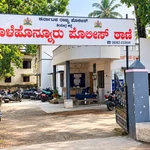 ನಕಲಿ ಚಿನ್ನದ ನಾಣ್ಯ ಆಮಿಷ: ₹12.50 ಲಕ್ಷ ವಂಚನೆ, 23 ಗ್ರಾಂ ಚಿನ್ನದ ಸರ ಕಿತ್ತು ಪರಾರಿ – Holehonnuru Police Station