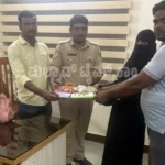 ಖಾಸಗಿ ಬಸ್ನಲ್ಲಿ ಬಿಟ್ಟಿದ್ದ ₹ 2 ಲಕ್ಷ ಮೌಲ್ಯದ ಚಿನ್ನಾಭರಣ, ನಗದು ಮಹಿಳೆಗೆ ಮರಳಿಸಿದ ಪೊಲೀಸರು Police